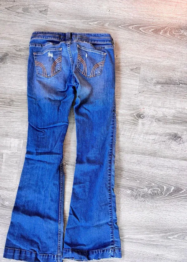 Hollister Size 7 Flare Jeans regular inseam - Image 3