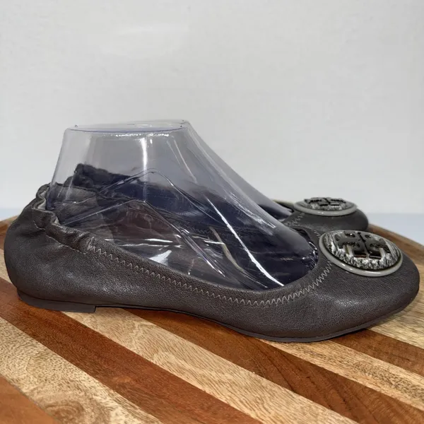 Tory Burch Grey Leather Scrunch Ballet Flats Size 8.5 Medallion Logo - Image 2