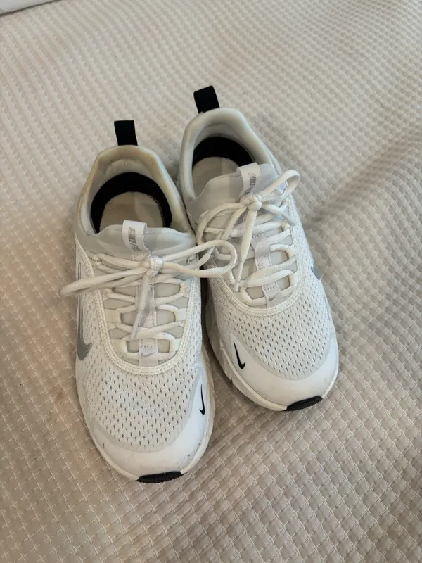 Nike tennis shoes - Image 3
