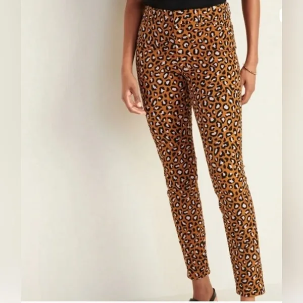 Old Navy Ankle Length Leopard Print Pants(Size 6) - Image 2