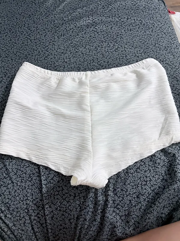 White Shein Shorts shells waistband - Image 3
