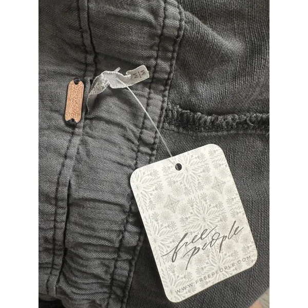 Free People Overall Shorts In dark grey featuring a zipper closure Size Medium - Image 10