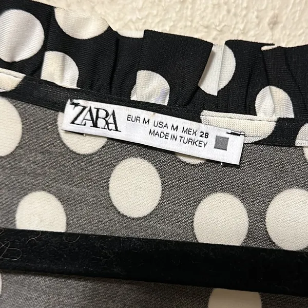 Zara plunging v neck black and‎ white polka dot print Top Size Medium - Image 4