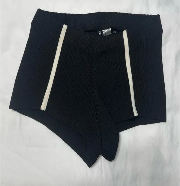 H&M Black and White Contrast Knit Set - Image 5