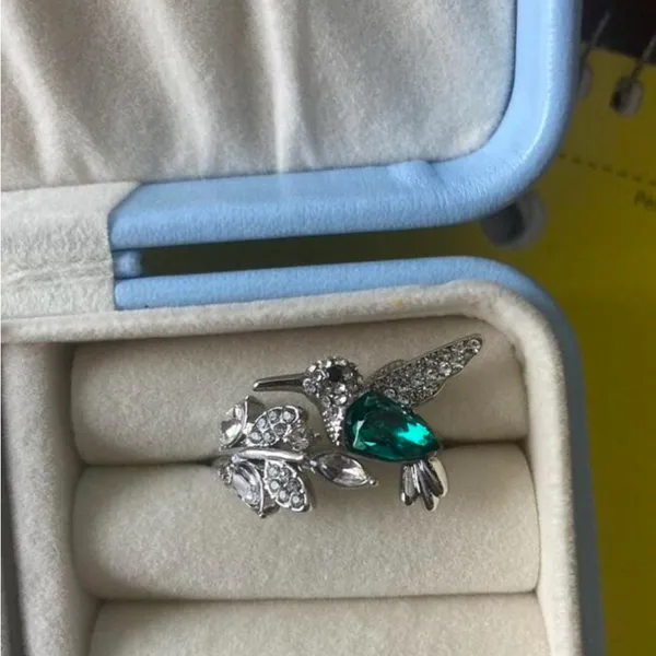 Elegant Silver Tone Hummingbird Rhinestone Ring with Green Gemstone - Image 7