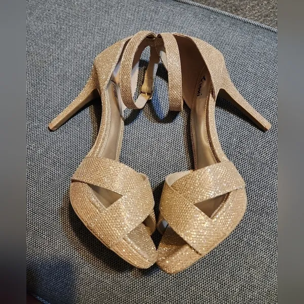 Gold Lavish heels measurements are pictured. - Image 4