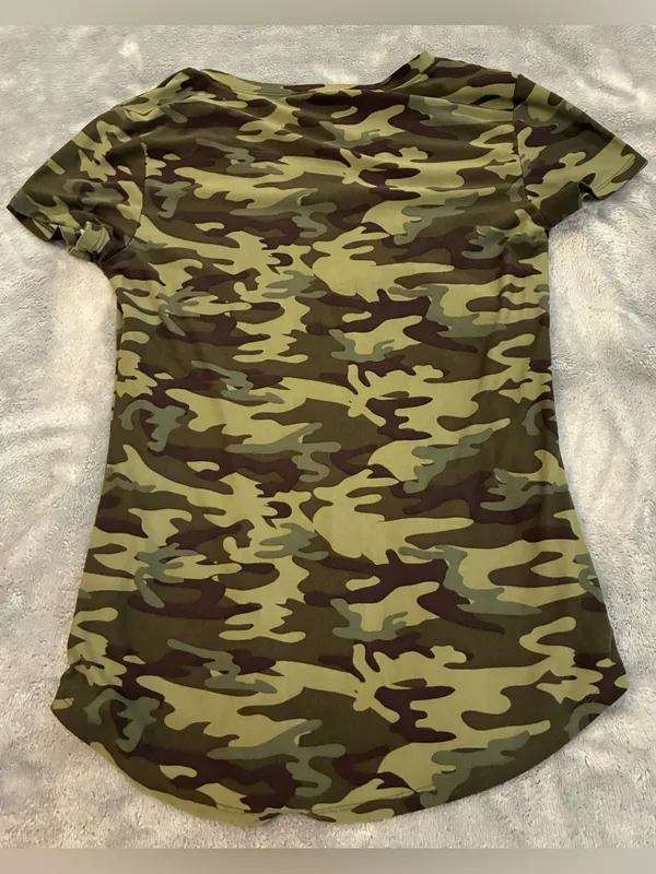 Women’s No Boundaries Brand Classic Camouflage V-Neck Tee - Olive Green Size S - Image 3