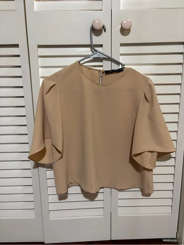 Zara Elegant Women’s Flutter Sleeve Top in Beige size medium - Image 4