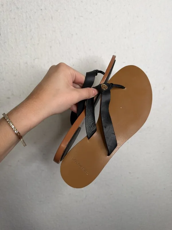 Tory Burch Size 6 Leather Thong Sandals with Gold Hardware - Image 5
