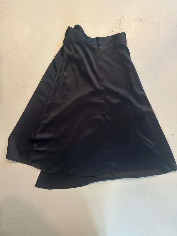 H&M Navy blue satin midi skirt - Image 3