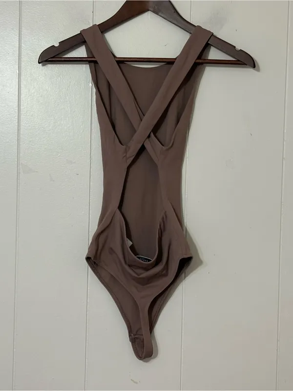 Aritzia Babaton Contour Deep Taupe Cross Back Thong Bodysuit Size Small - Image 2