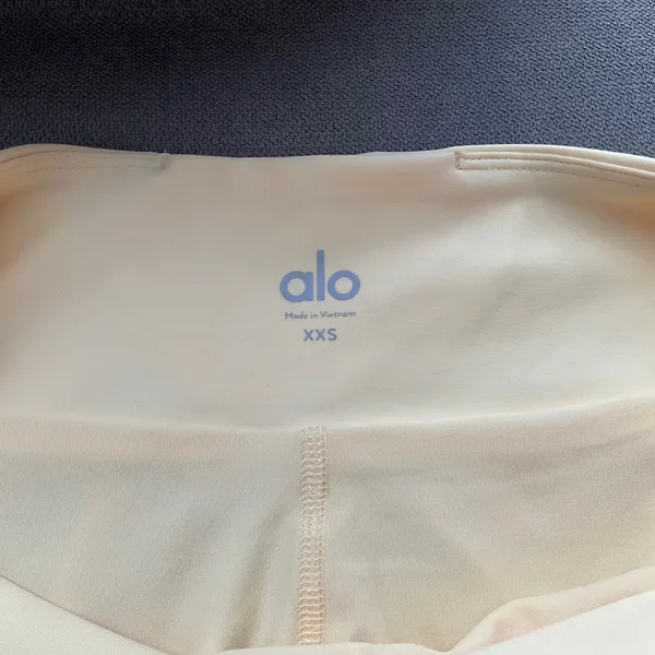 Alo Yoga V-Cute Running Short Candlelight Yellow XXS - Image 3