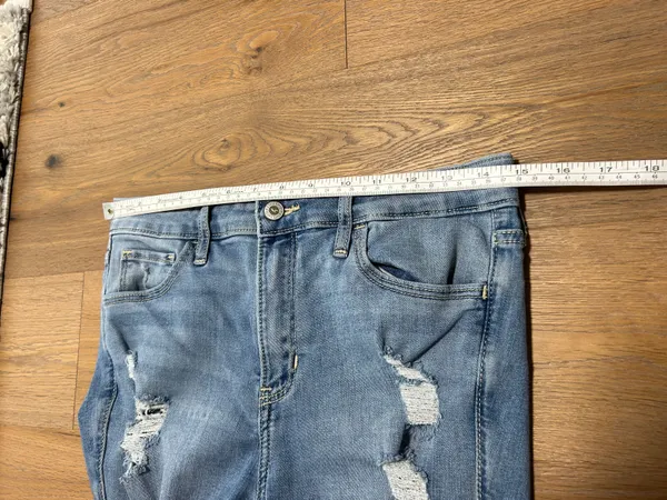 Hollister Size 28 ripped skinny jeans - Image 10