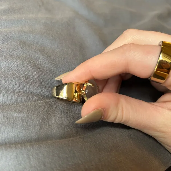 Kendra Scott Gold Ring with Gray Stone - Image 5