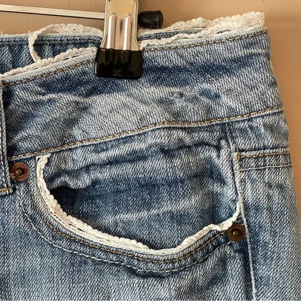 AMERICAN EAGLE | Denim Lace Trim Denim Shorts Sz 4 - Image 4
