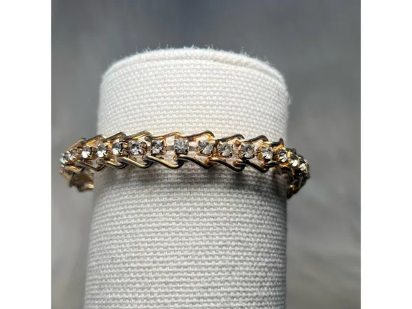 Fashion Bracelet with Gold Color Chains with Jewels - Image 4