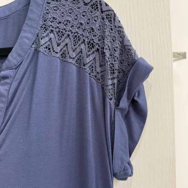 Cable and Gauge Blue V-neck Women’s top size M with Lace detail - Image 5
