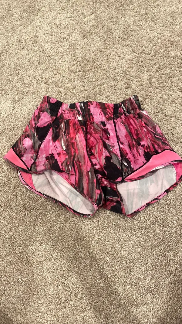 Lululemon Shorts 2.5" Hotty Hot Low-Rise - Image 2