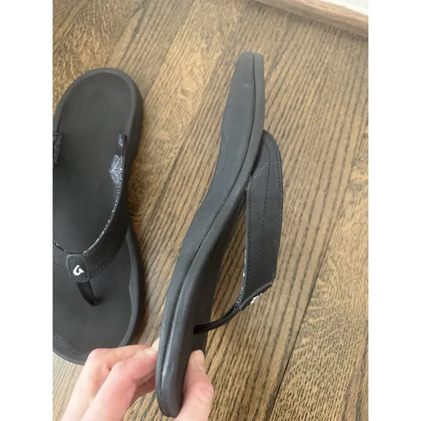 OluKai Women's Ohana Black Flip flops Sz 11 - Image 3