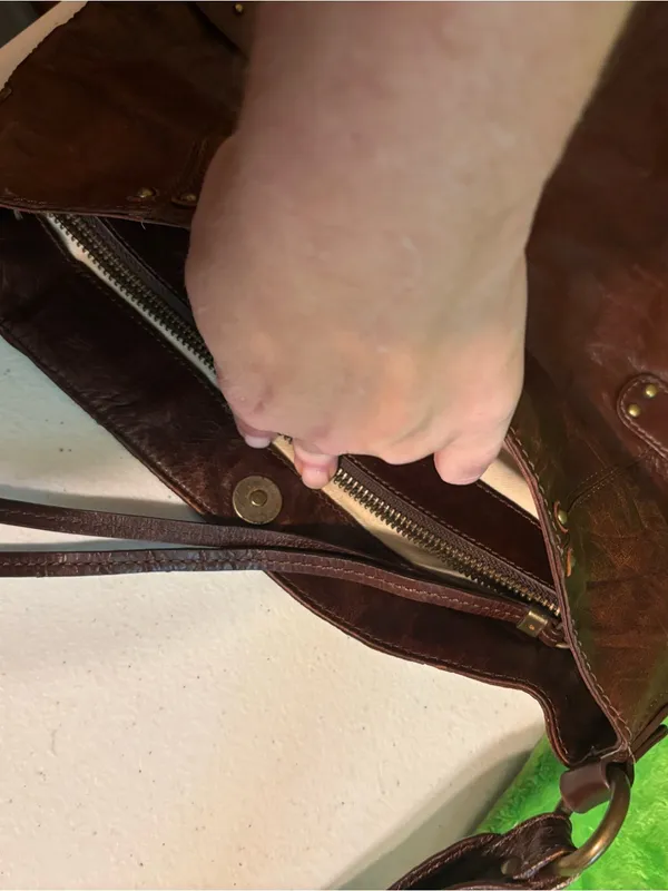Charles David Distressed Dark Brown Leather Shoulder Bag - Image 7