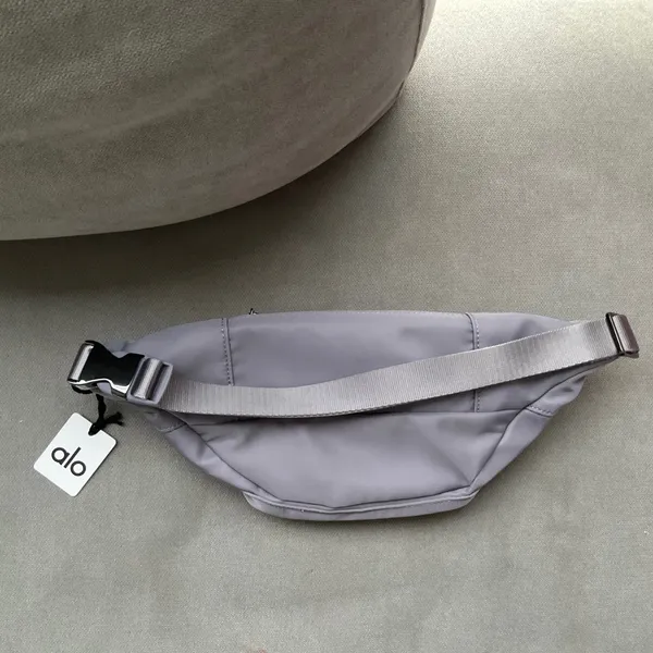 Alo Yoga Explorer Fanny Pack Fog - Image 6