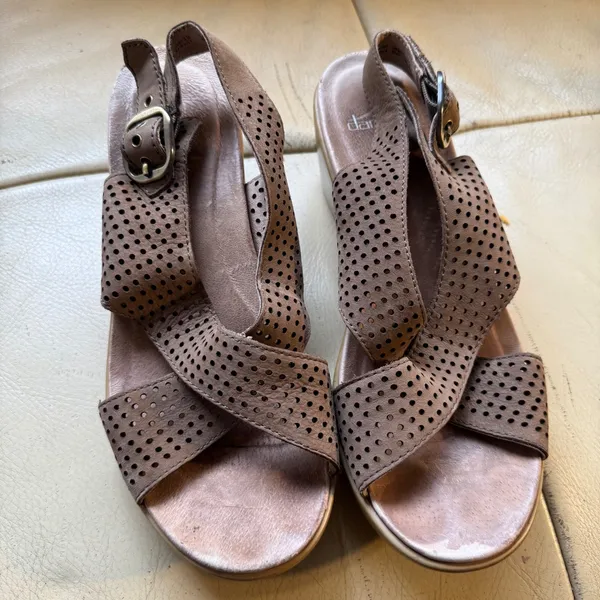 Dansko Tasha Taupe Perforated Leather Slingback Wedge Sandals Clogs‎ Womens 38 - Image 4