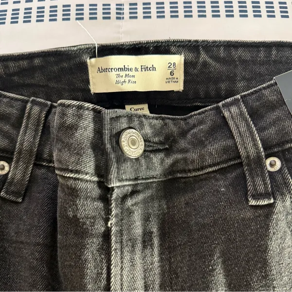 NWT Abercrombie & Fitch Curve Love High Rise Mom Jeans: Washed Black, Size 28 - Image 11