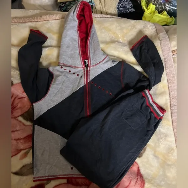 Modern Curves S/M grey red 2 pc sweat suit - Image 3