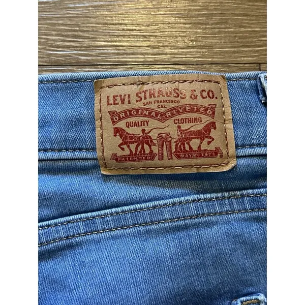 Levi's Women's 311 Shaping Skinny Jean Size 28 With Metal Detail - Image 3