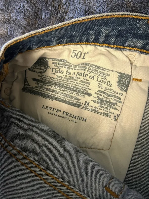 Levi’s 501 cut-off distressed button denim shorts 32 - Image 4