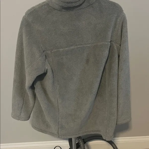 Patagonia Light Gray Fleece Jacket - Image 2