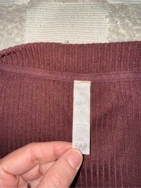 Alo Yoga Muse Ribbed Crop Pullover in‎ cherry cola M - Image 3