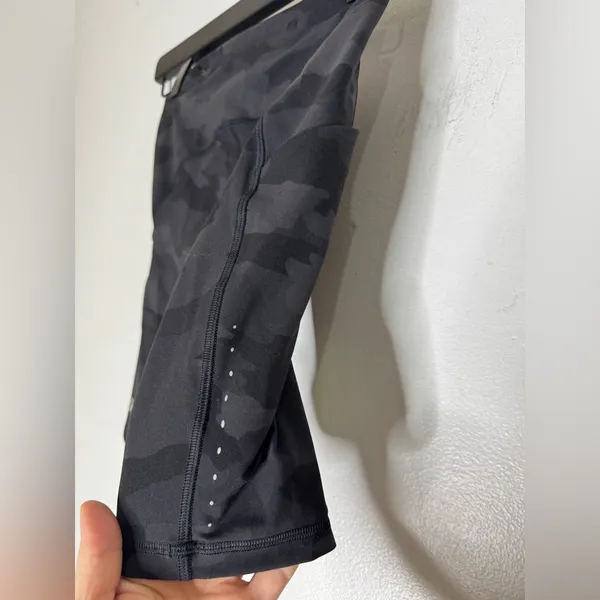 Lululemon Black Camp Side Pocket Pockets Biker Shorts‎ Size 2 - Image 5