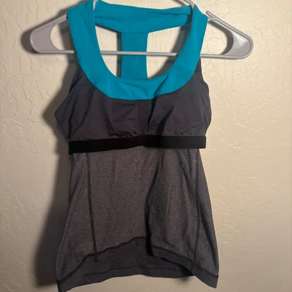 🌟 Lululemon Scoop Neck Racerback Tank with Shelf Bra - Size 6 - Grey/Green 🌟 - Image 5