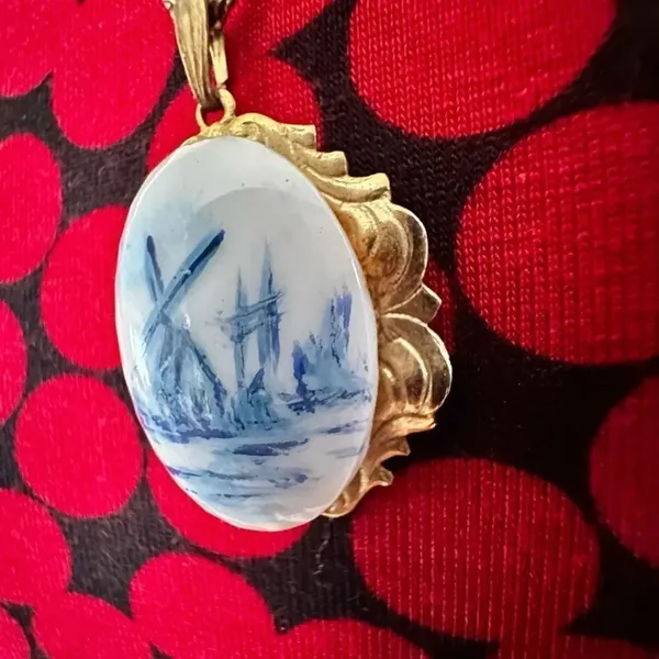 Vintage blue and white windmill pendant necklace - Image 10