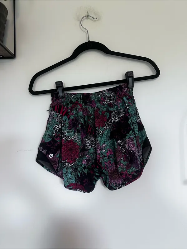 Lululemon Hotty Hot Short‎ II *Long 4" Zem Garden Multi Black Floral Size 4 - Image 2