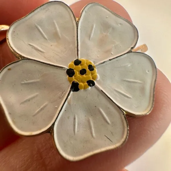 White flower vintage clip on earrings - Image 3
