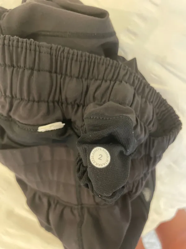 Lululemon Hotty Shorts Low-Rise Lined 2.5" Black - Image 3