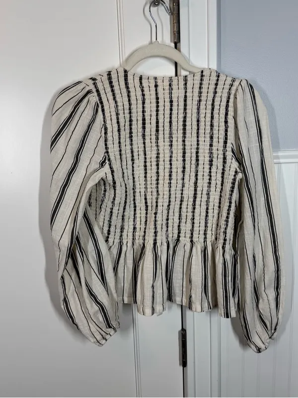 Buckle Blu‎ Pepper Striped Smocked Tie Front Peplum Top size medium gray cream - Image 6