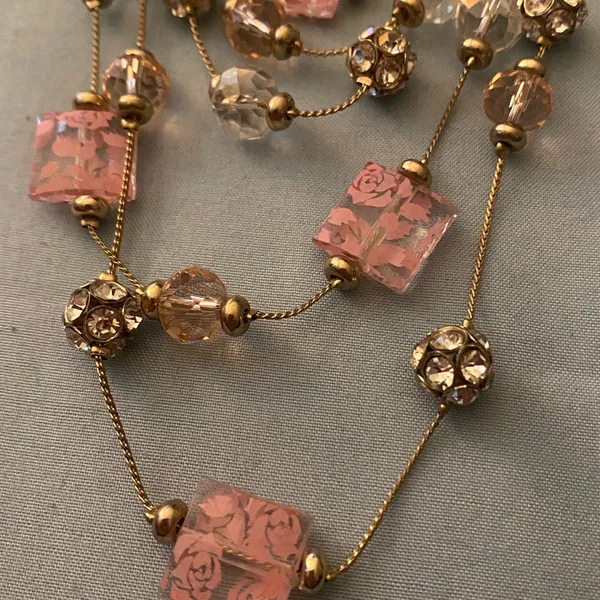 Vintage 16” To 18” Necklace Multi Strand Pink & Clear Floral Square Beads Gold - Image 4