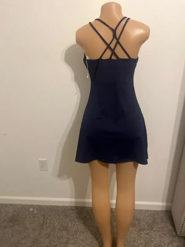 Chic sleeveless dress in a classic black color. Perfect for any occasion. - Image 6