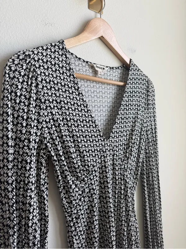 Boden Black White Geometric Floral V-Neck Blouson Sleeve Top Size 4 - Image 3