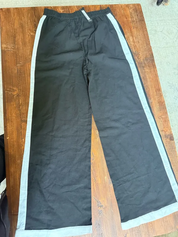 Boohoo black linen pants with white stripe size m - Image 2