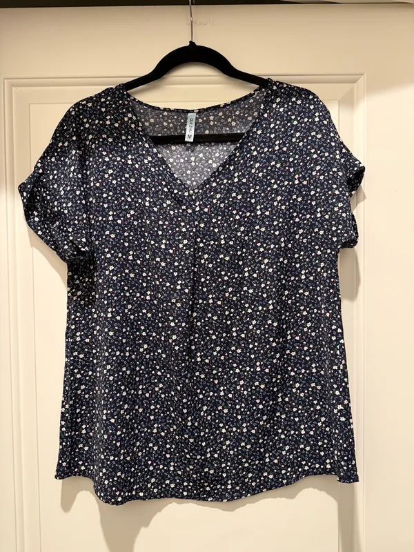 Navy blue floral top Size M - Image 2