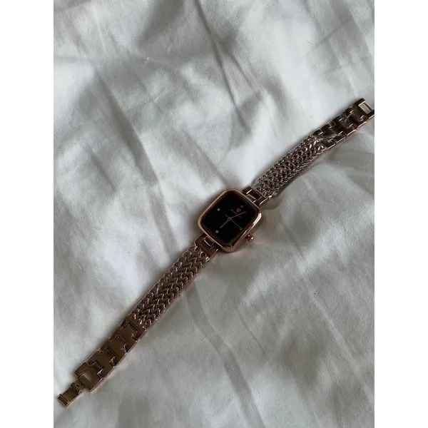 Rose gold watch with black accents - Image 5