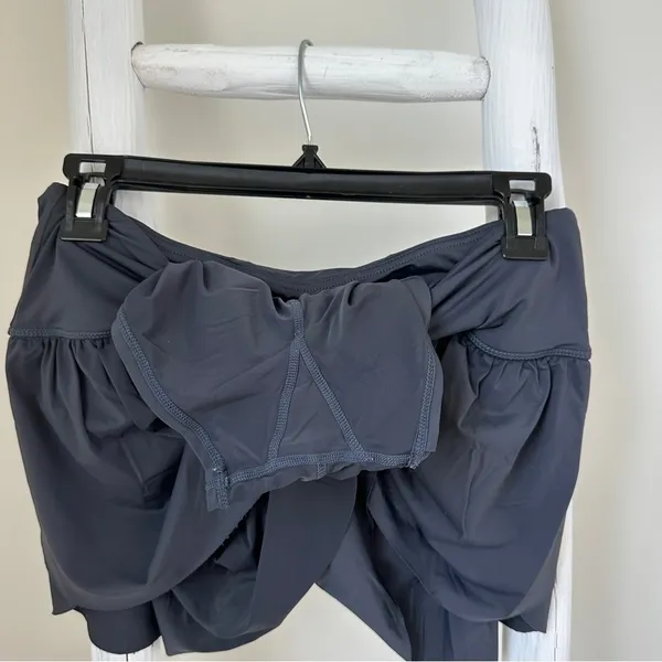 Soothfeel Grey Flowy Athleisure Skirt with Shorts Size Medium - Image 9