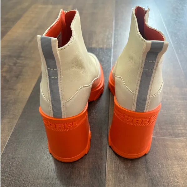 Sorel Women's Brex Orange Heel Lug Sole Chelsea Boots Size 9 - Image 4