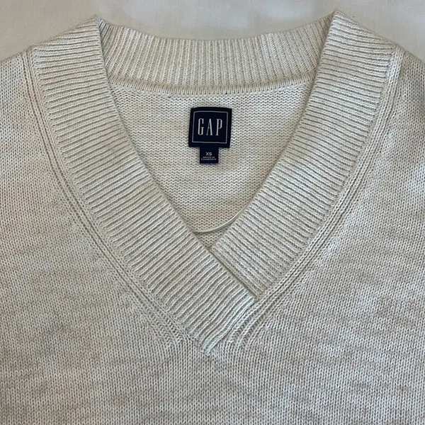 GAP • Crossover V Neck Sweater • Size XS • Marshmallow (Cream/Tan) - Image 6