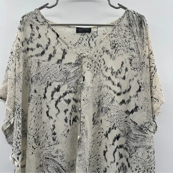 ASTR The Label Cream & Black Animal Print High Low‎ Shear Tunic Top Size S - Image 2