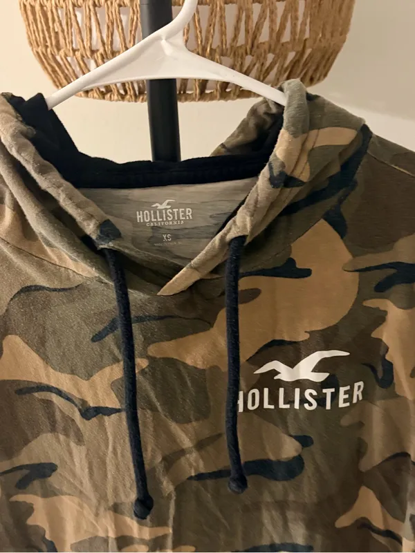 Hollister Men's Camo Pullover Hoodie in Green/Brown/Black - Image 3